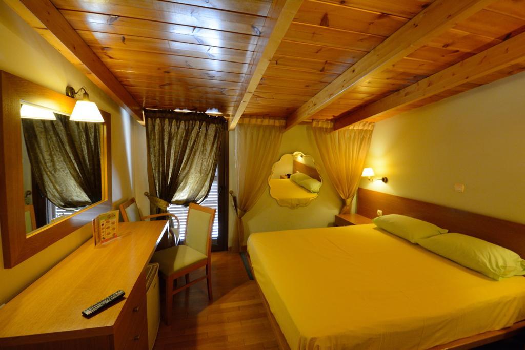Hotel Chris Athene Buitenkant foto